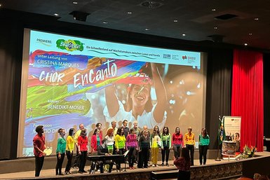 Auftritt des brasilianischen Chors „Encanto“ im Rahmen der Filmpremiere Auftritt des brasilianischen Chors „Encanto“ im Rahmen der Filmpremiere