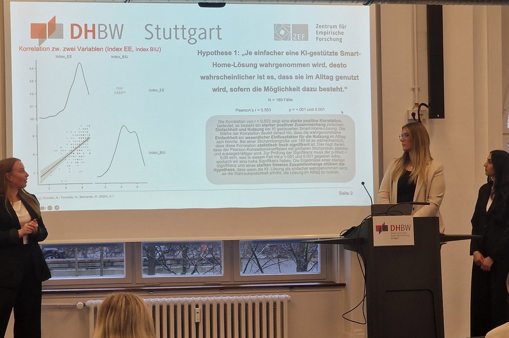 Studierende präsentieren Forschungsergebnisse zur Akzeptanz von künstlicher Intelligenz im Bereich von Smart Cities.