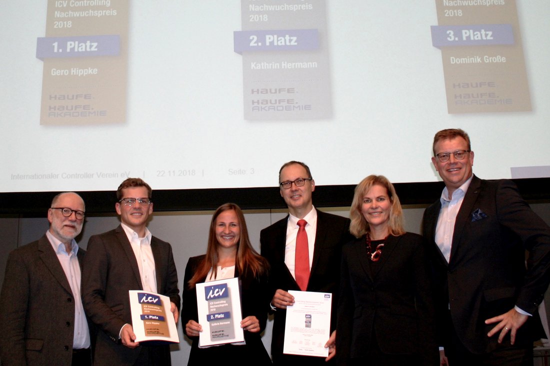 Verleihung des ICV Controlling-Nachwuchspreises: Kathrin Hermann (3. v.l) und Prof. Dr. Roman Stoi (4. v.l.) von der DHBW Stuttgart freuten sich über den zweiten Platz.