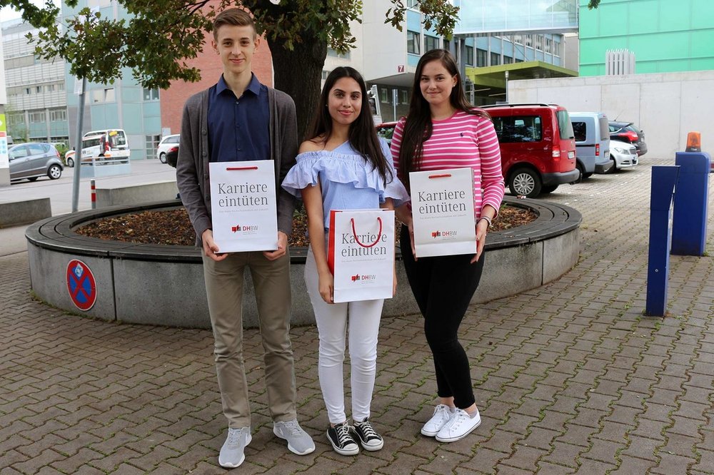 Daniel Ade, Beyza Kilic und Eldina Skenderi (v.l.n.r.) haben am 1. September ihre dreijährige duale Ausbildung zur Kauffrau bzw. zum Kaufmann für Büromanagement an der DHBW Stuttgart begonnen.