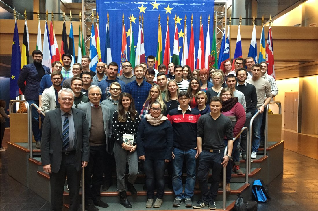 Studierende beim Besuch des EU-Parlaments mit Vizepräsident Rainer Wieland (links vorne)