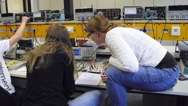 Studierende im Labor Elektrotechnik