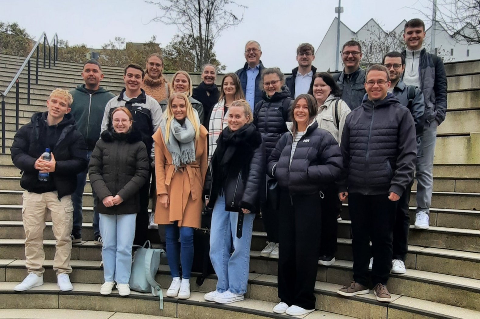 Gruppenfoto auf der Treppe vor dem Landtag Baden-Württemberg