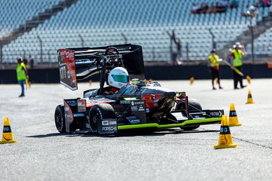 Das Formula Student Team der DHBW Stuttgart mit dem eSleek22 beim Saisonabschluss auf dem Hockenheimring.