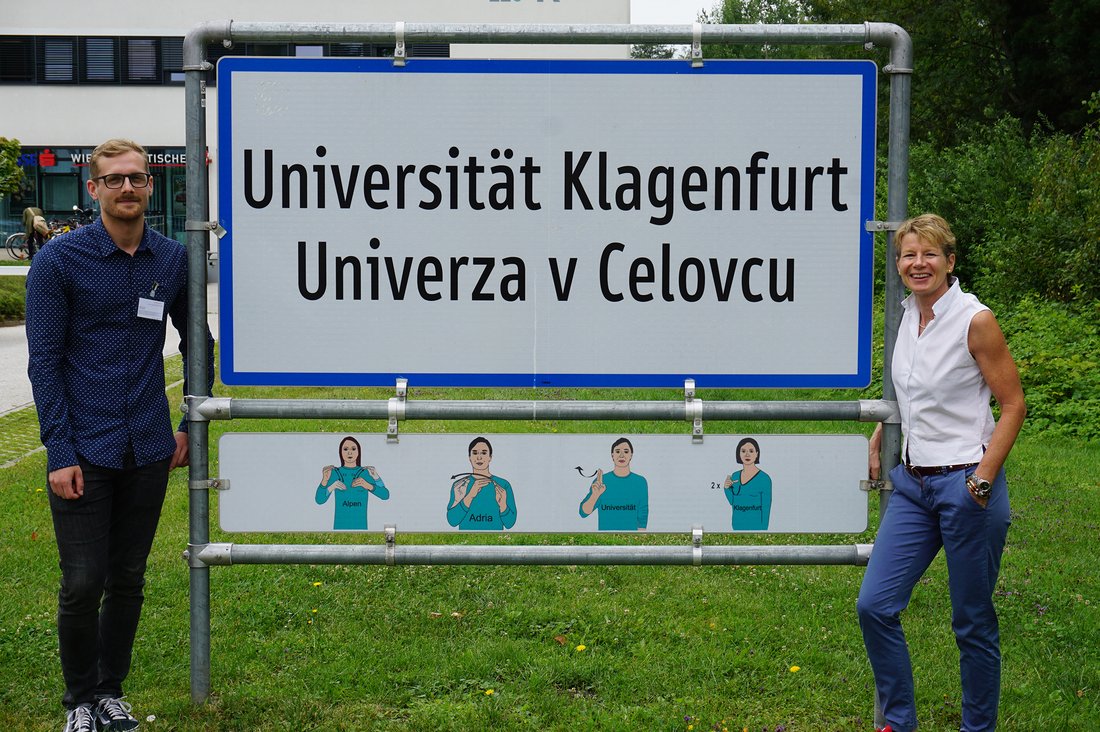 Jonathan Uricher (links) und Prof. Dr. med. Eva Hungerland (rechts) von der DHBW Stuttgart auf der 3-Länder-Tagung Gesundheitsförderung in Klagenfurt
