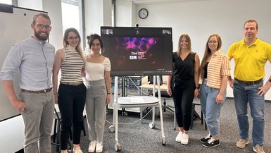 v.l: Erich Heumüller, Katja Schneider, Ilayda-Jasmin Gürcan, Julia Kossowski (online auf dem Monitor), Nadine Bisswang, Josepha Witt, Sebastian Richter v.l: Erich Heumüller, Katja Schneider, Ilayda-Jasmin Gürcan, Julia Kossowski (online auf dem Monitor), Nadine Bisswang, Josepha Witt, Sebastian Richter