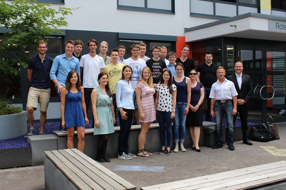 Studierende des Studiengangs Wirtschaftsinformatik mit Dozent Ulli Frey und Studiengangsleiter Prof. Dr. Marcus Vogt.