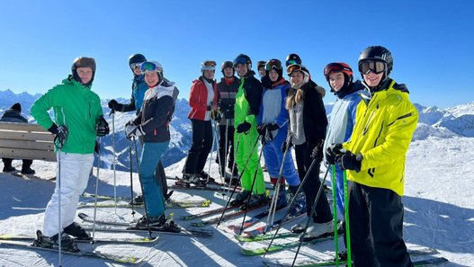 Teilnehmende der Skiexkursion des Hochschulsports in Österreich auf der Piste Gruppenfoto