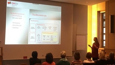 Beim 1. Hebammentag des Klinikverbunds Südwest 2018 war auch die DHBW Stuttgart vertreten. Beim 1. Hebammentag des Klinikverbunds Südwest 2018 war auch die DHBW Stuttgart vertreten.