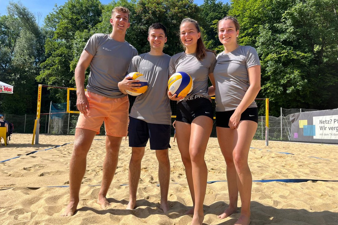 Das DHBW Team beim Beachvolleyballturnier der Eurokonstantia: (von links) Niklas Kornatz, Jannis Willmann, Julia Schön, Mona Sulger