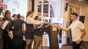 Ehrung der Absolvent*innen, die sich während ihres Studiums für die Hochschule eingesetzt hatten.