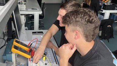 Elektrotechnik-Labor Messtechnik des Studiengangs Mechatronik Zwei Studenten im Labor