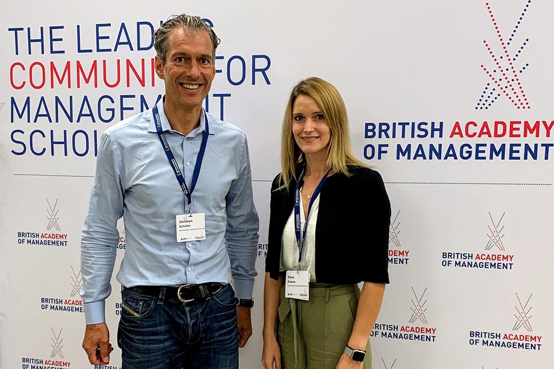 Prof. Dr. Christian Schaller (l.) und Elena Krause (r.) von der DHBW Stuttgart stellen Studien auf internationalen Konferenzen vor.