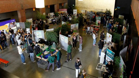 Blick von oben auf die Menschen in der Halle