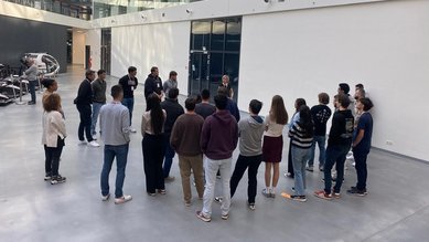 Gruppe steht im Innenraum des DHBW Gebäudes