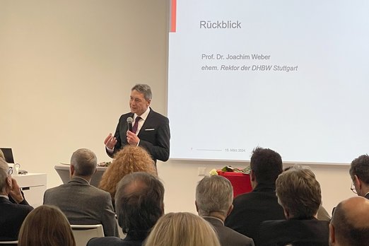 Prof. Dr. Joachim Weber, ehemaliger Rektor der DHBW Stuttgart, während seiner Rede.