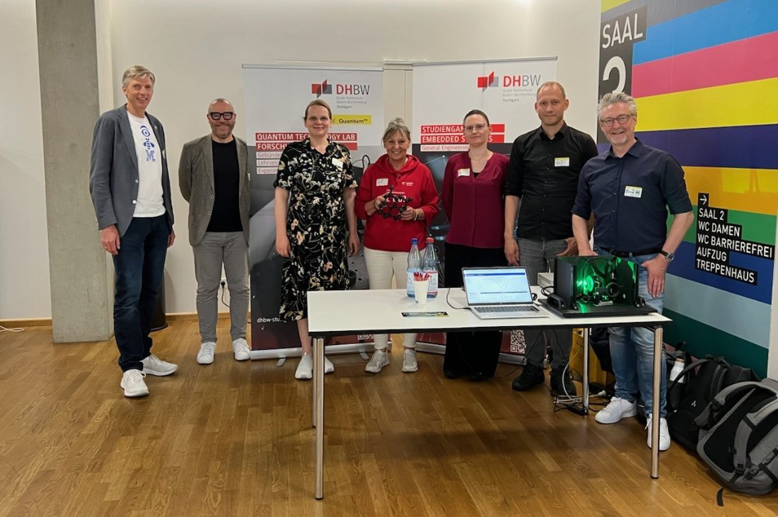 Gruppenfoto am Messestand der DHBW während der Quantum Roadshow. 