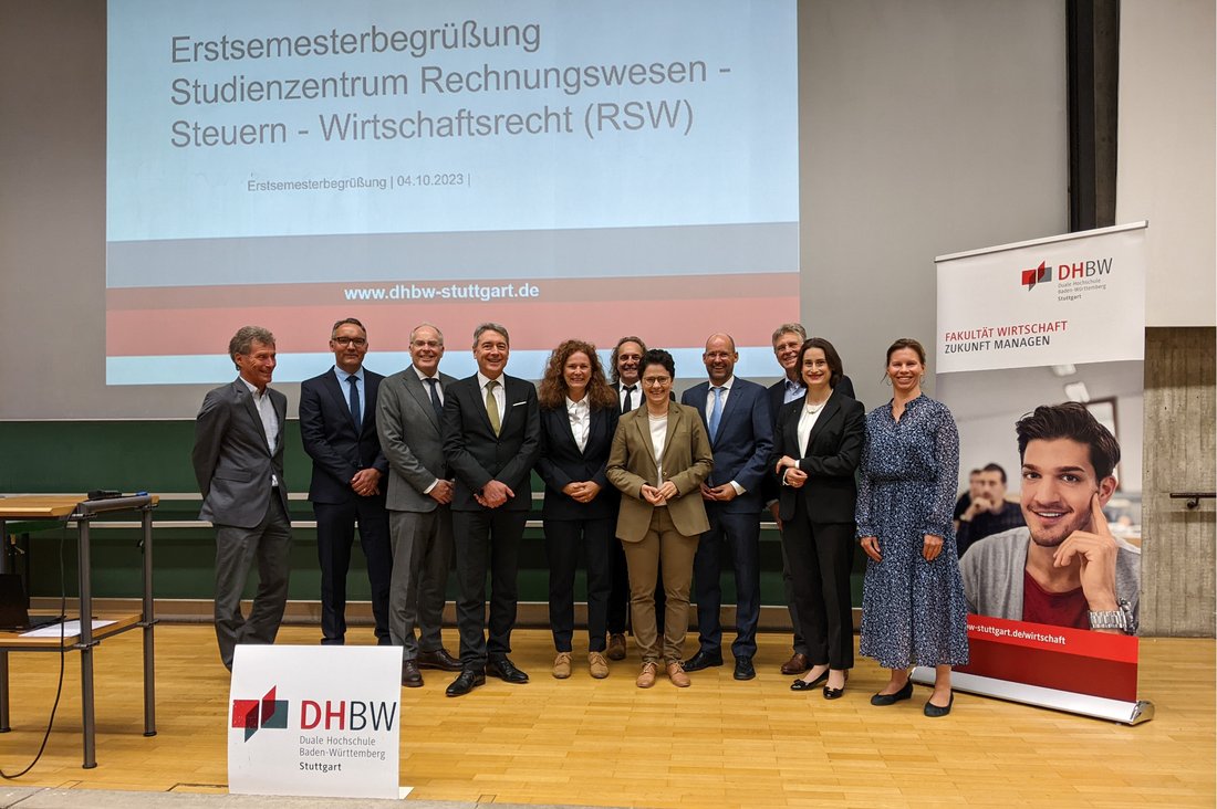 Justizministerin Marion Gentges (7. Von links) mit Professorinnen und Professoren der DHBW Stuttgart.