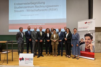 Justizministerin Marion Gentges (7. Von links) mit Professorinnen und Professoren der DHBW Stuttgart. Justizministerin Marion Gentges (7. Von links) mit Professorinnen und Professoren der DHBW Stuttgart.