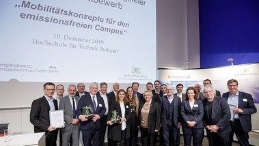 Die Preisträgerinnen und Preisträger des Ideenwettbewerbs „Mobilitätskonzepte für den emissionsfreien Campus“, der vom MWK Baden-Württemberg ausgelobt worden war. (Foto: MWK/Jan Potente)