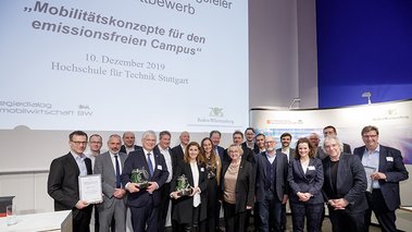 Die Preisträgerinnen und Preisträger des Ideenwettbewerbs „Mobilitätskonzepte für den emissionsfreien Campus“, der vom MWK Baden-Württemberg ausgelobt worden war. (Foto: MWK/Jan Potente) Die Preisträgerinnen und Preisträger des Ideenwettbewerbs „Mobilitätskonzepte für den emissionsfreien Campus“, der vom MWK Baden-Württemberg ausgelobt worden war. (Foto: MWK/Jan Potente)