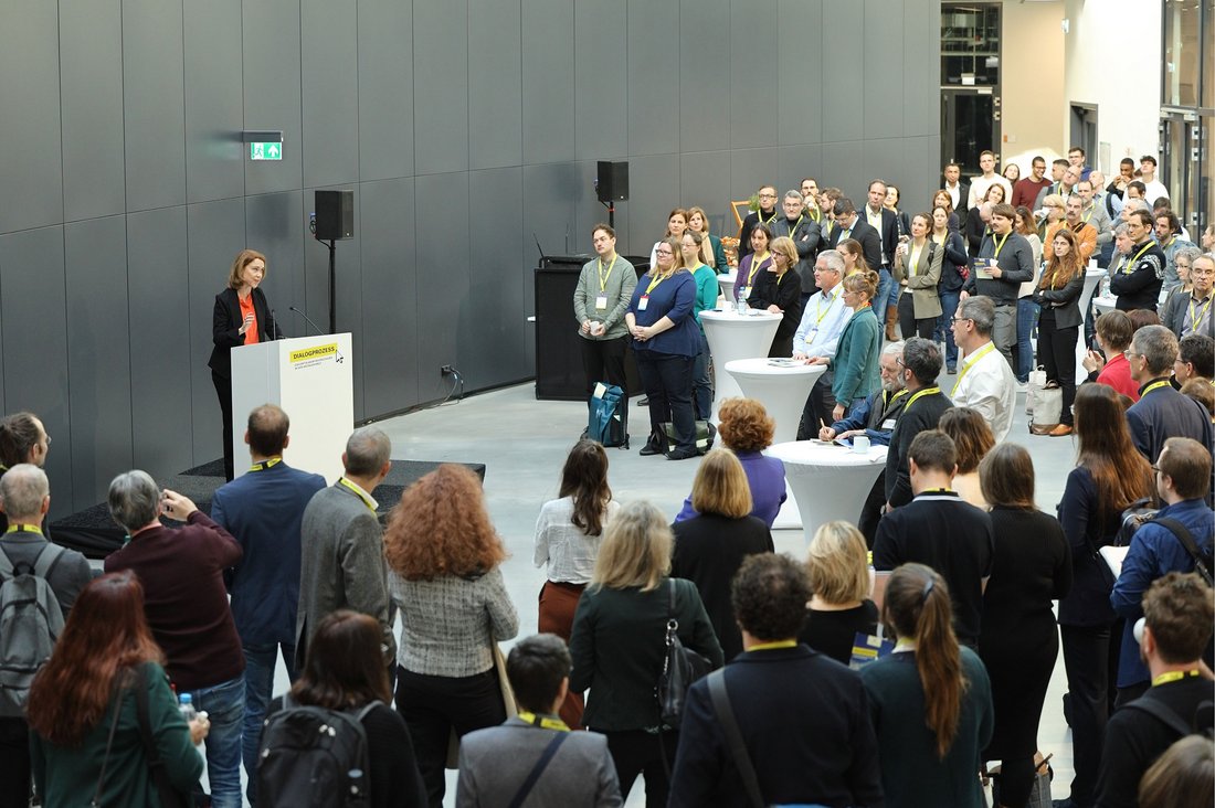 Wissenschaftsministerin Petra Olschowski beim KI-Vernetzungstreffen an der DHBW Stuttgart. 