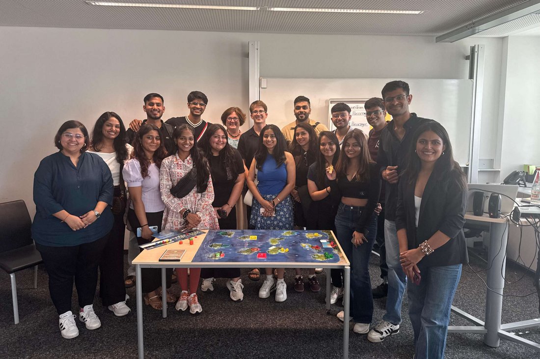 Gruppenfoto mit Studierenden der SOMAIYA University in Mumbai/Indien