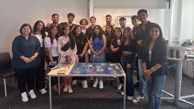Gruppenfoto mit Studierenden der SOMAIYA University in Mumbai/Indien