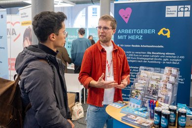 Studieninteressierter lässt sich an einem der Stände beraten. 