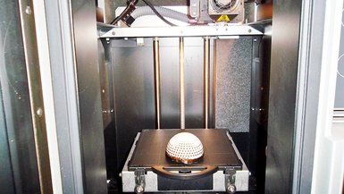 Blick in den Bauraum eines 3D-Druckers