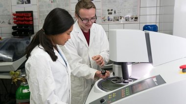 Schleif-Polier-Automat, damit können metallografische Schliffe hergestellt werden und die innere Struktur der Metalle sichtbar gemacht werden