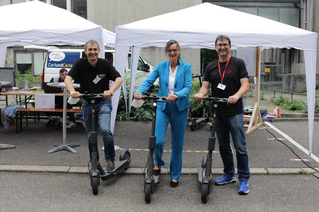 Zeit für eine Probefahrt: Prof. Dr.-Ing. Harald Mandel, DHBW Stuttgart, sowie Prof. Dr. Katja Rade und Prof. Dr. Lutz Gaspers, beide HFT Stuttgart