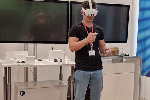 Teilnehmer mit Virtual Reality Brille.
