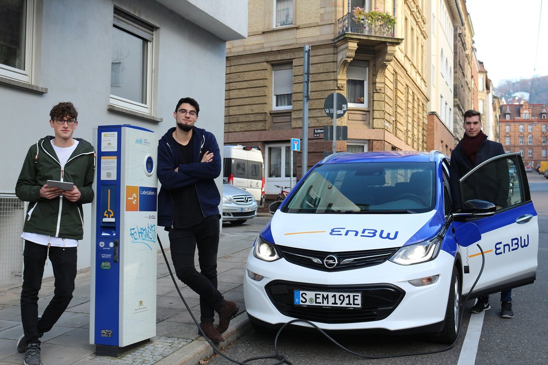 Studierende der DHBW Stuttgart testen Ladestationen für Elektrofahrzeuge im Rahmen des fakultätsübergreifenden Projekts E-Hunter.  (Foto: Stefanie Friedel, DHBW Stuttgart)