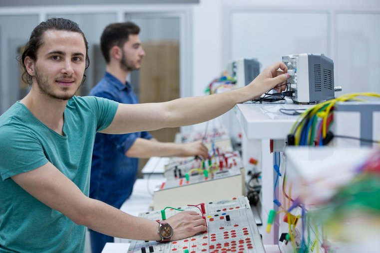 Studenten im Elektrotechniklabor Elektrotechnikstudenten im Labor
