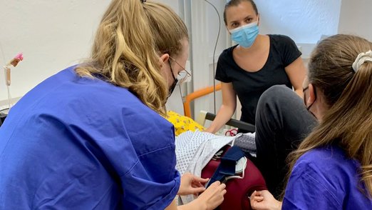 Vier Teilnehmerinnen beim Simulationstraining 