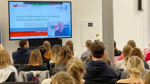 Rektor Prof. Dr. Joachim Weber begrüßt die Teilnehmenden des Symposiums Palliative Care per Live-Schaltung an der DHBW Stuttgart