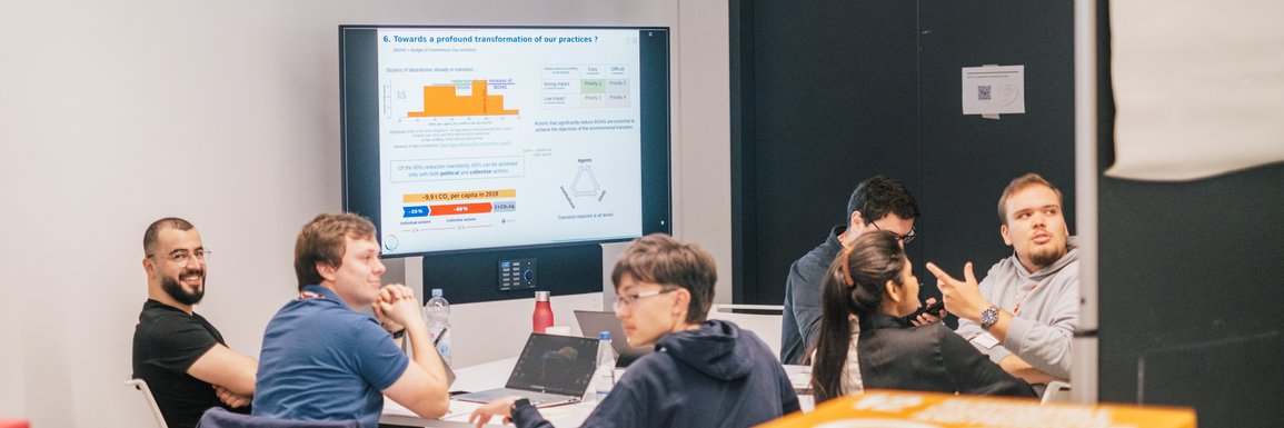 Gruppe von Studierenden vor Flipcards und Screen im Workshop