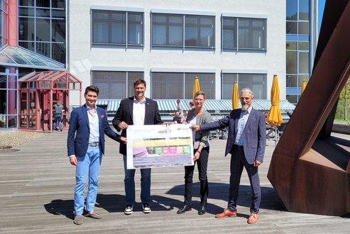 Das Projektteam (v.l.) Dejan Micic, Oberbürgermeister Peter Rosenberger, Campusleiterin Prof.in Antje Katona, Prof. Dr.-Ing. Ulf–R. Müller
