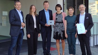 Ortstermin zur Übergabe der Plakette. Ortstermin zur Übergabe der Plakette.