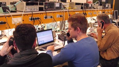 Studierende im Labor Nachrichtentechnik