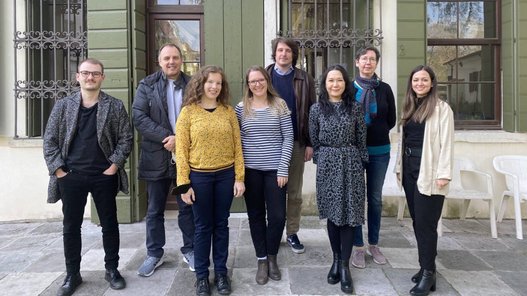 Das erste persönliche transnationale Meeting der europäischen Projektpartner*innen des Erasmusprojekts „Pragress“ fand im April 2022 in Treviso (Italien) statt. Gruppenfoto mit acht Personen vor einem Gebäude
