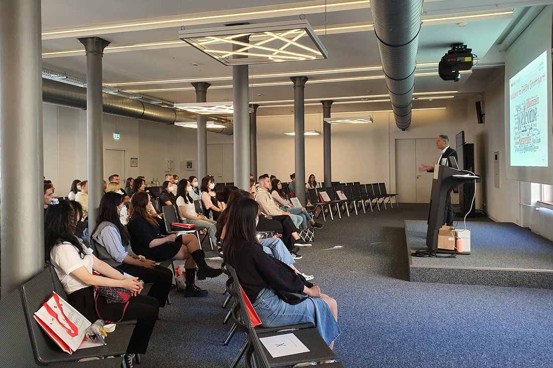 Prof. Dr. Joachim Weber begrüßt die Studierenden aus dem Ausland.