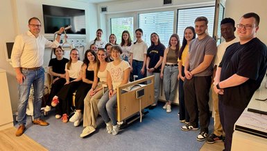Gruppenfoto Studierender im Bosch Digital Innovation Hub 