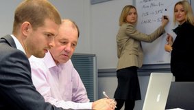 Projektgruppe in Diskussion