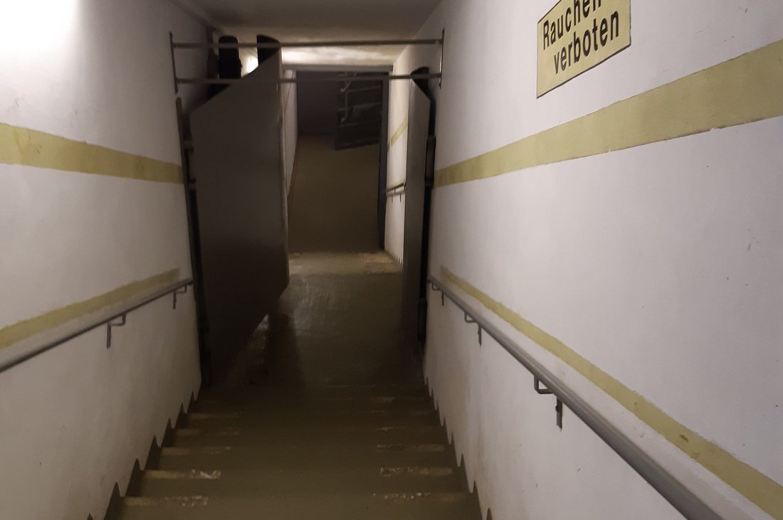 Treppe, die in den Bunker führt.