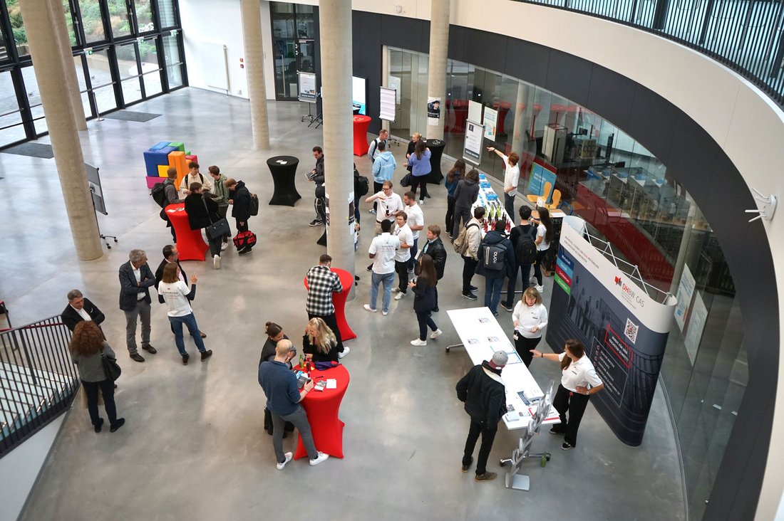 200 Interessierte informierten sich am Tag des Dualen Masters an der DHBW Stuttgart über das Studienangebot des DHBW CAS