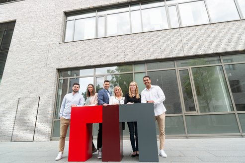 Master-Studierende vor dem CAS (Center for Advanced Studies) der DHBW