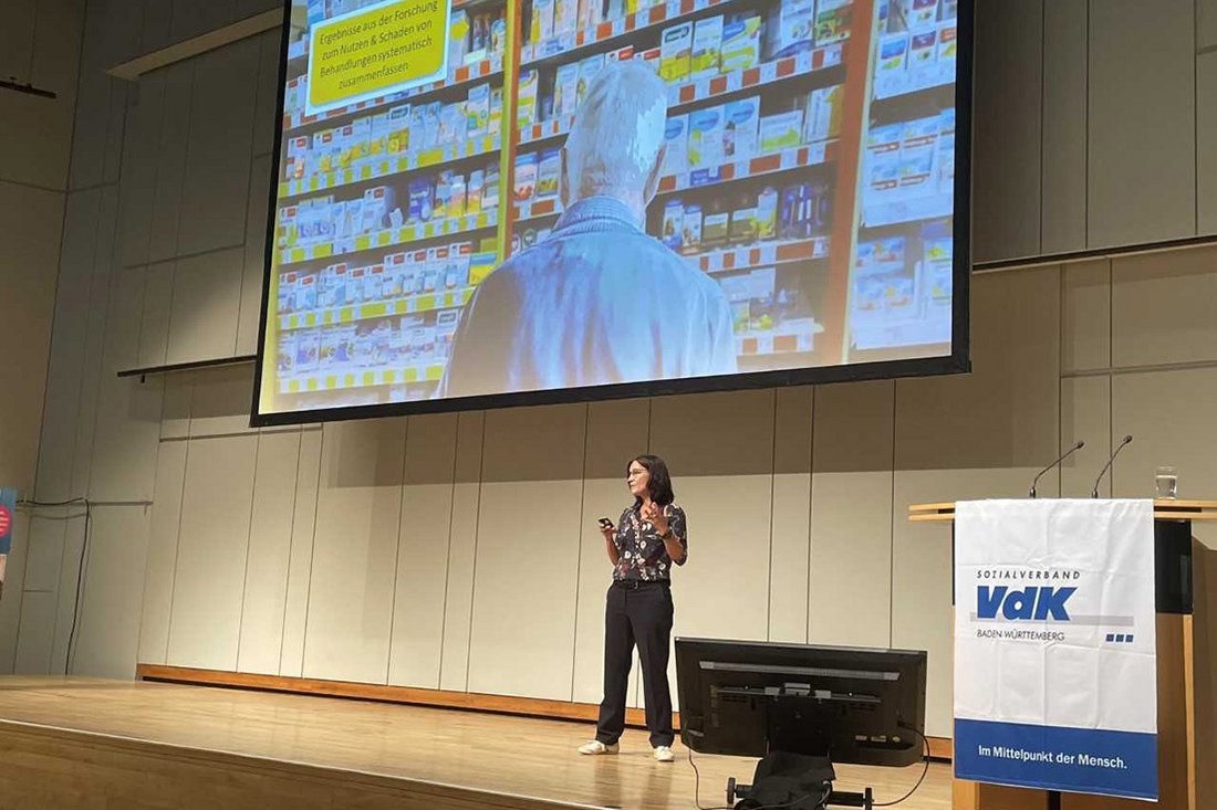 Prof.in Marion Burckhardt vom Studienzentrum Gesundheitswissenschaften und Management der DHBW Stuttgart steht auf der Bühne und hält einen Vortrag.