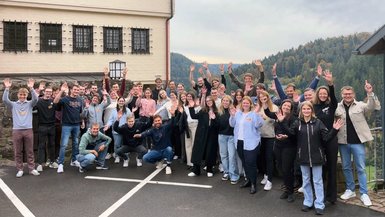Die Studierenden und das INDIS-Team sind nach dem Kick-off bereit für neue Nachhaltigkeits-Challenges Die Studierenden und das INDIS-Team sind nach dem Kick-off bereit für neue Nachhaltigkeits-Challenges
